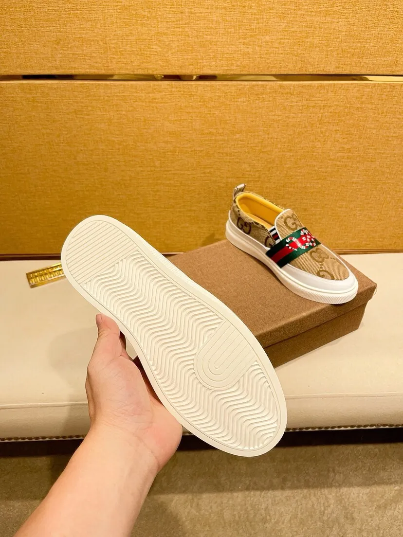 Factory price 400. [Gucci] Gucci's latest 🎁🎁 fashionable casual men's shoes 👟, hot style 💥 simple and elegant style, exclusive for trendy men. Unique official website latest brand 👑 original decoration, fashionable and generous, original cowhide leather ✅ breathable sheepskin lining, official website designated wear-resistant casual outsole, classic model taken in real life 🎬38-44. Can be customized45